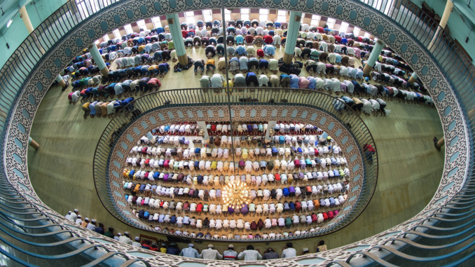 Screen Shot 2019-10-06 at 5.17.46 PM Baitul Mukarram Mosque, Dhaka, Bangladesh. Worshipers are praying inside