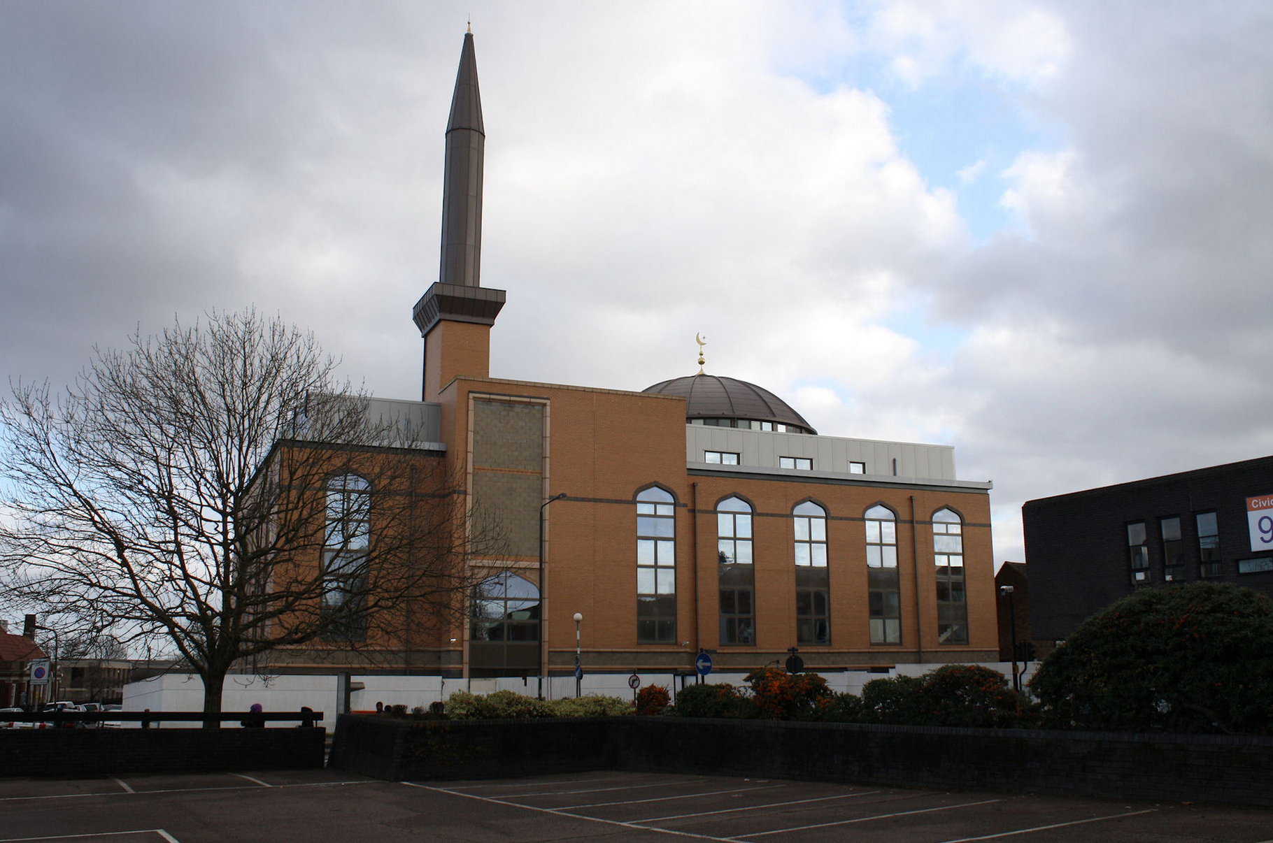 Harrow Central Mosque, UK. Author: Robert Cutts from Bristol, England, UK. attribution: This file is licensed under the Creative Commons Attribution 2.0 Generic license.